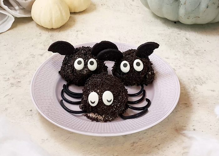 Kusliga glasskulor: Fladdermöss och Spindlar