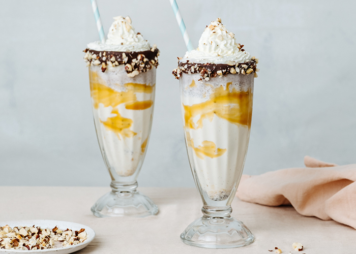 Chokladmilkshake med rostade nötter och kolasås