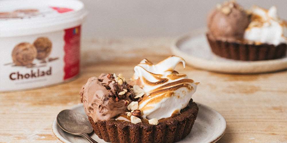 Chokladtarte med chokladglass och bränd maräng
