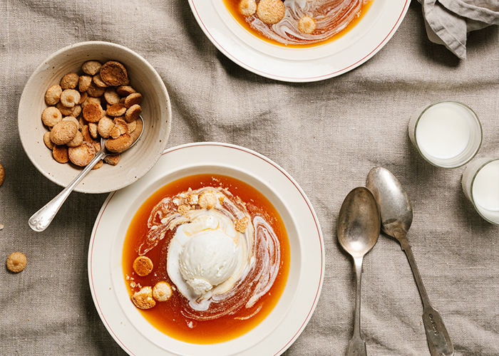 Nyponsoppa med mandelbiskvier och vaniljglass.jpg