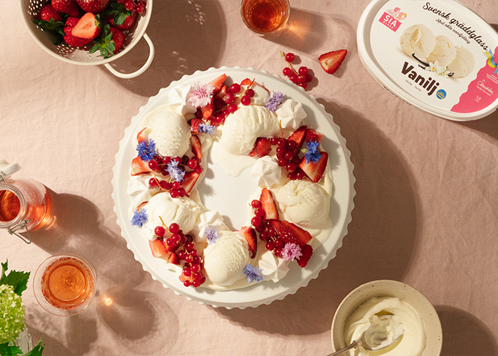 Glasskrans med grädde och bär