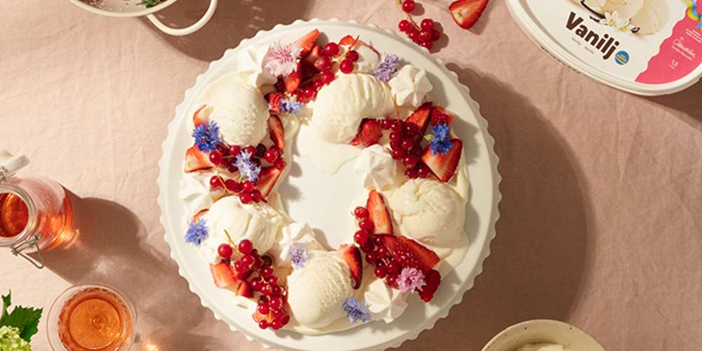 Glasskrans med grädde och bär