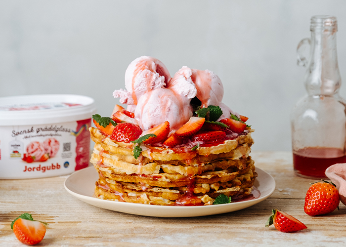 Vaniljvåfflor med jordgubbsglass och jordgubbssirap