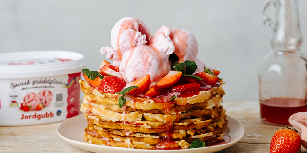 Vaniljvåfflor med jordgubbsglass och jordgubbssirap