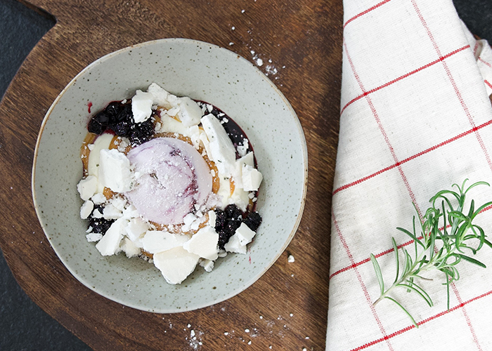 Blåbärssviss med blåbärsglass, vispad grädde och rosmarinmaränger