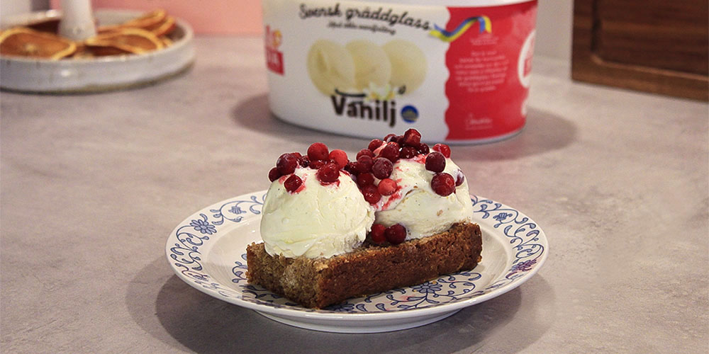 Mjuk pepparkaka med vaniljglass och lingon
