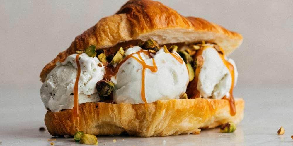 Pistageglass i croissant med salt kolasås