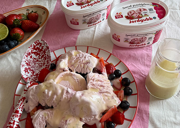 Jordgubbsglass med limemarinerade bär och vit chokladsås